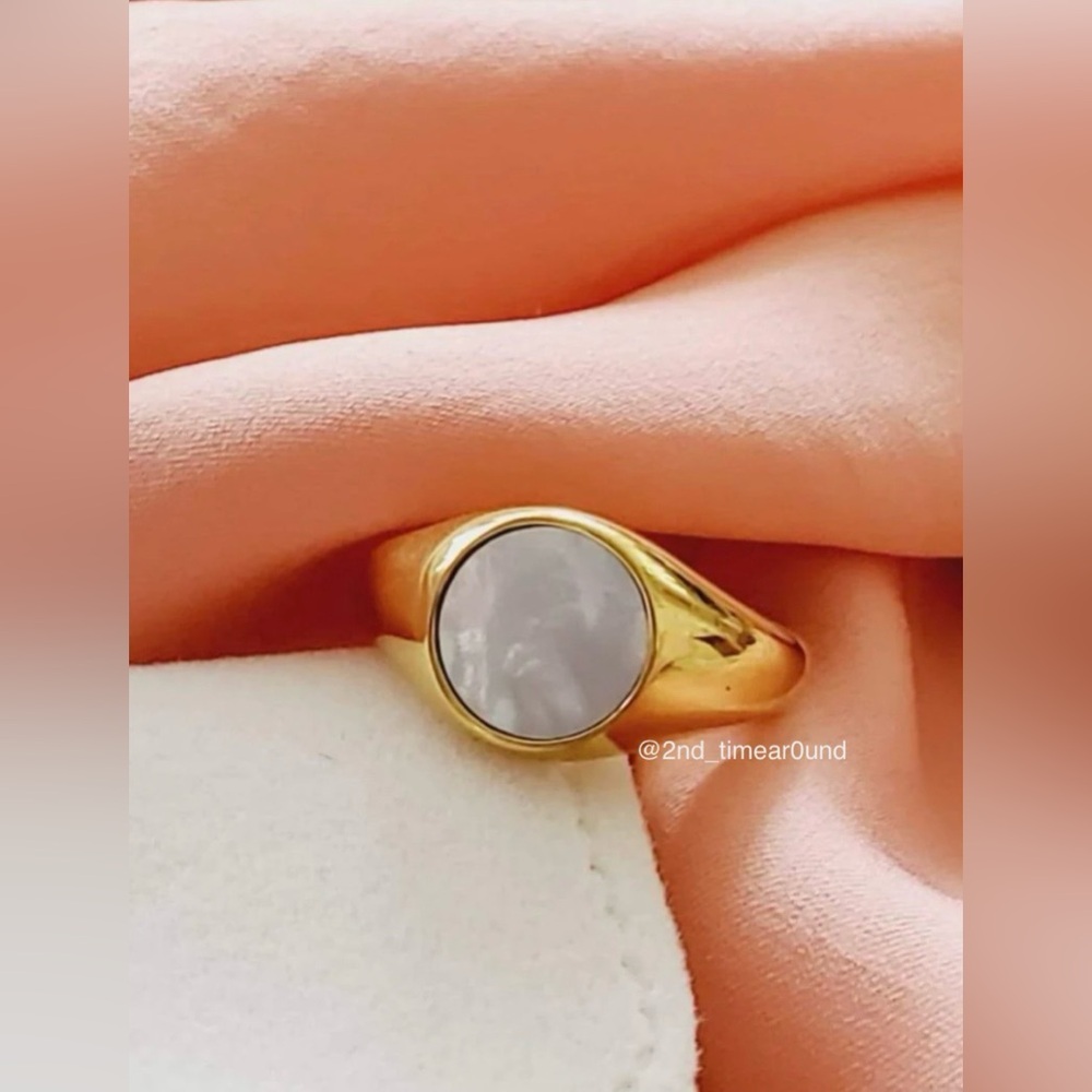 Mother of Pearl Round Signet Ring - Gold Plated - Picture 2 of 6